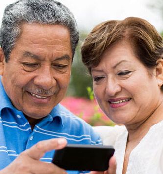 adolescentes conectados en grupo