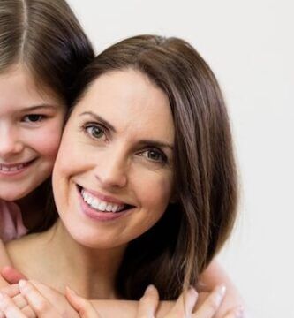 madre e hija sonriendo