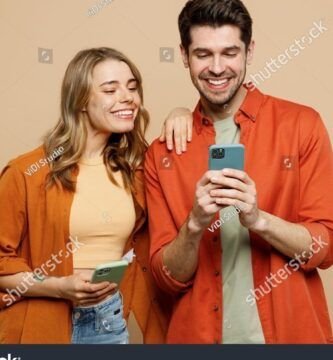 amigas usando el celular