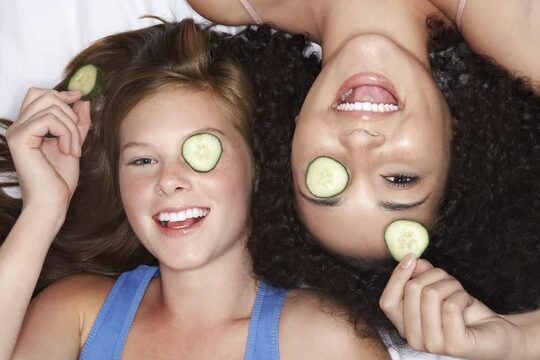 amigas divirtiendose en pijamada